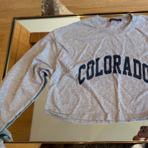 Pre-loved Grey Brandy Melville Colorado Long Sleeve Short T - One Size (S/M) - Picture 2 of 5